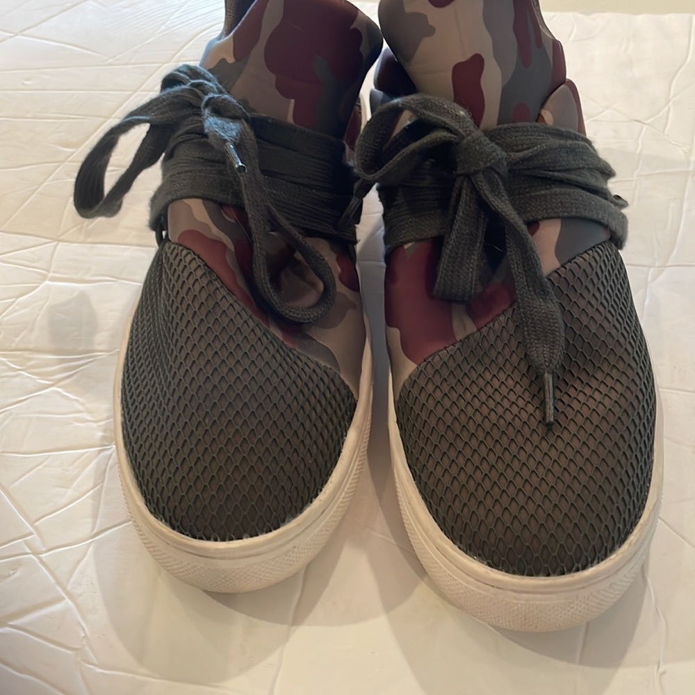 - Steve Madden Camouflaged Amy green Lancer athleisure Sneakers in size 7.5 - Picture 3 of 6